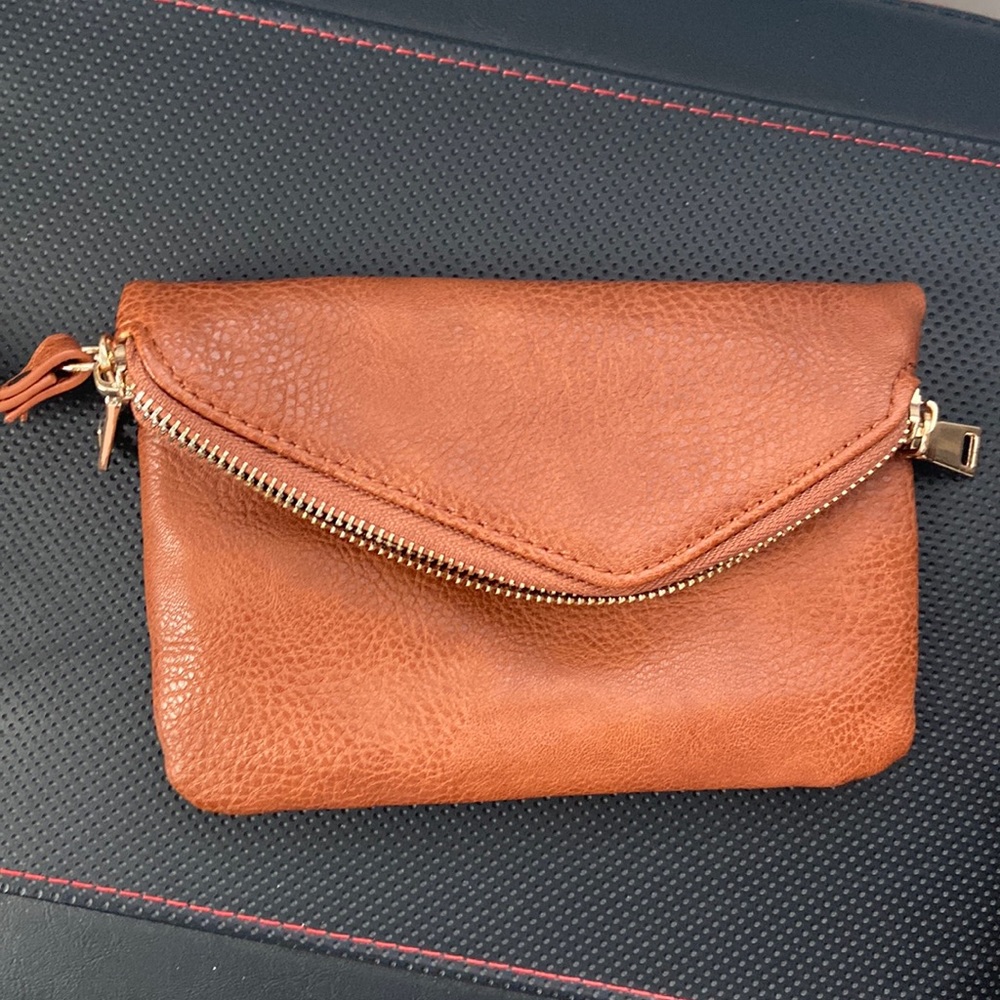 Urban expression wristlet with optional chain strap.
